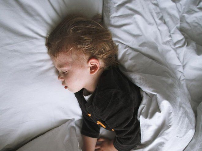 Болезни, ночные кошмары или особенность: почему малыши плачут во сне?