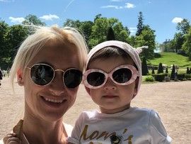 Татьяна Волосожар с дочкой радуется летней Москве