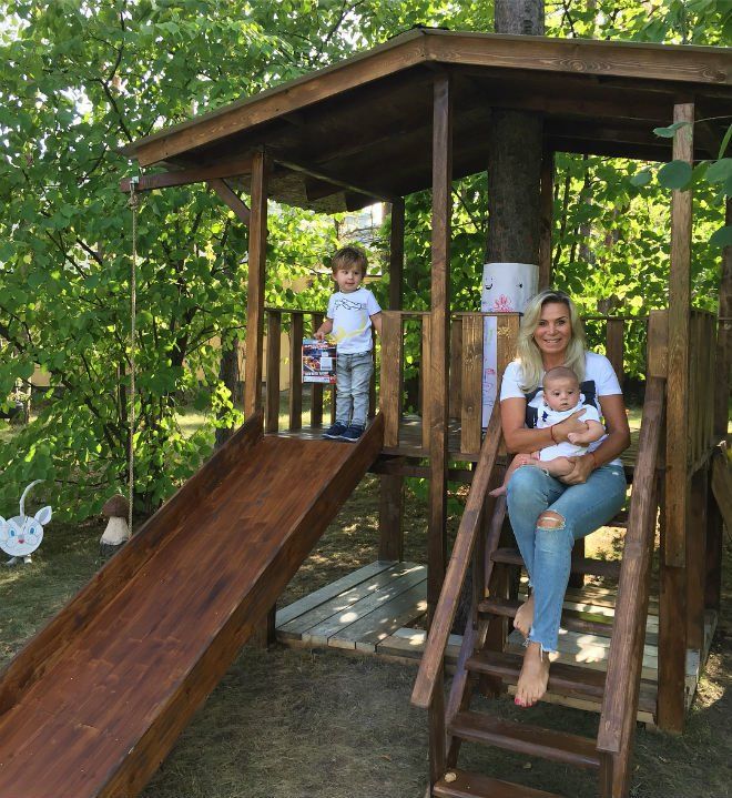 Марина Юдашкина подарила внукам домик на дереве