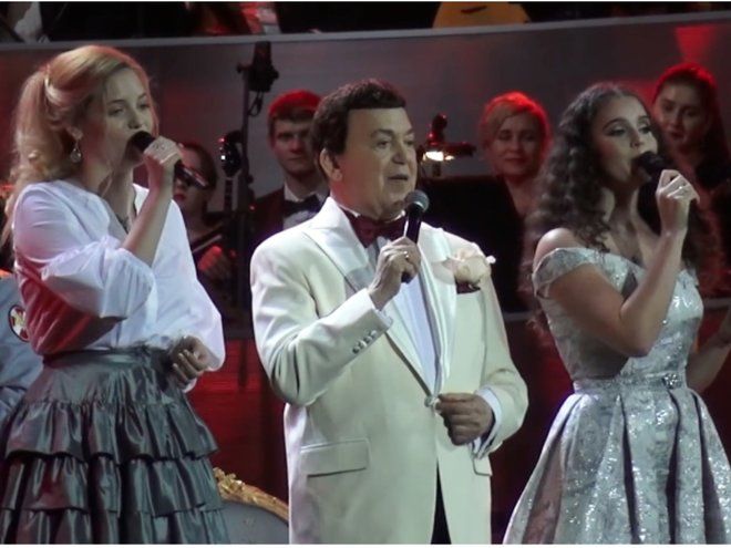 Внучки Иосифа Кобзона - Анита и Мишель - поют с ним на концерте, посвященном 80-летию артиста
