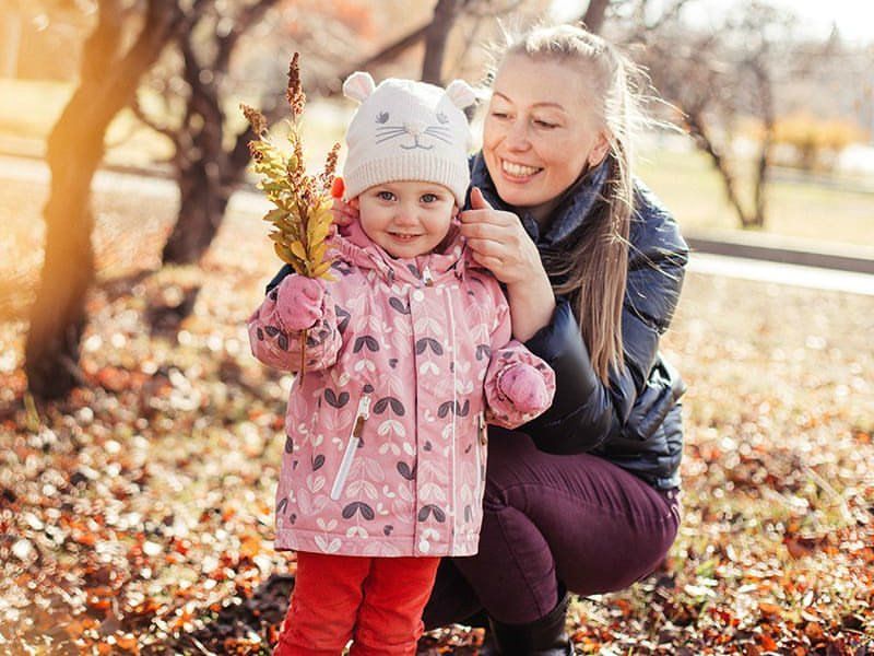 Совет от Людмилы Петрановской: идите рядом с ребенком во время прогулки