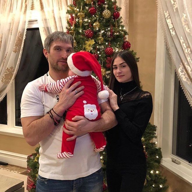 Александр Овечкин и Анастасия Шубская с сыном Сергеем