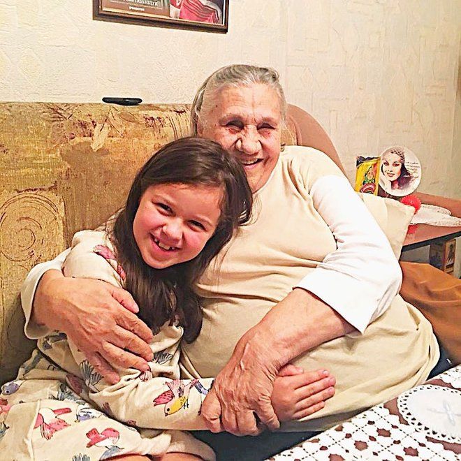 90 и 9: Алексей Макаров поделился кадром с бабушкой и дочкой