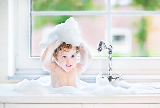 Мамины помощники: в чем купать малыша с рождения до трех лет