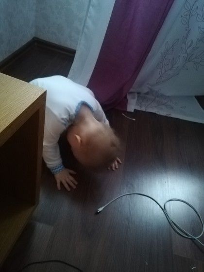 Девушка трется попой об голову