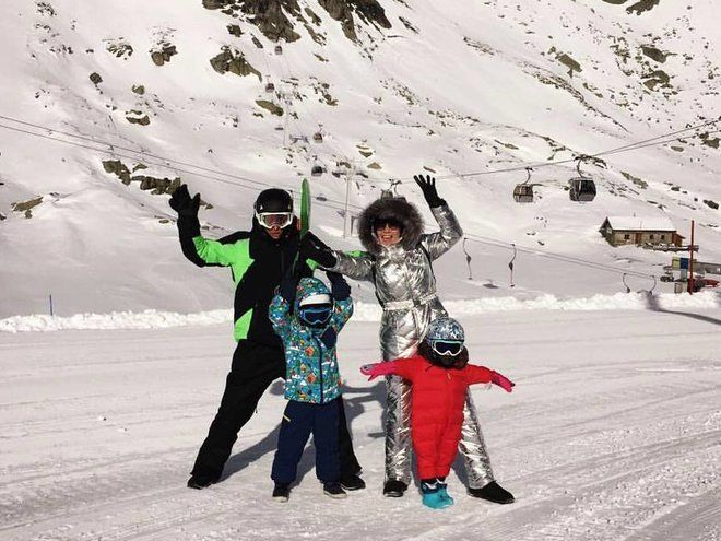 Павел Воля и Ляйсан Утяшева с детьми катаются на горных лыжах