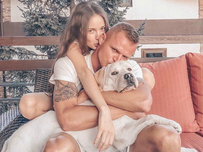 За витамином D: Дмитрий Тарасов и Анастасия Костенко уехали в отпуск с 5-месячной дочкой