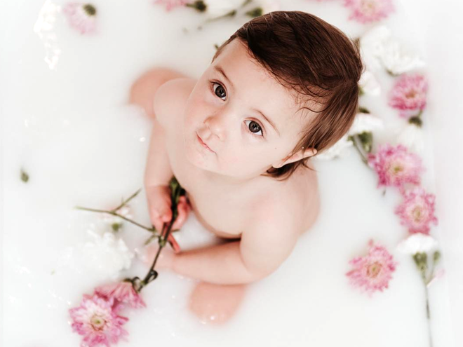 Молочные реки, цветочные берега: необычные фотосесии младенцев