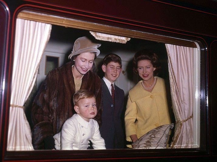 Королева Елизавета II с принцами Эндрю и Чарльзом и принцессой Маргарет /   Instagram @windsor.royal.family
