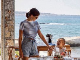 Греческие каникулы: Елена Темникова с дочкой