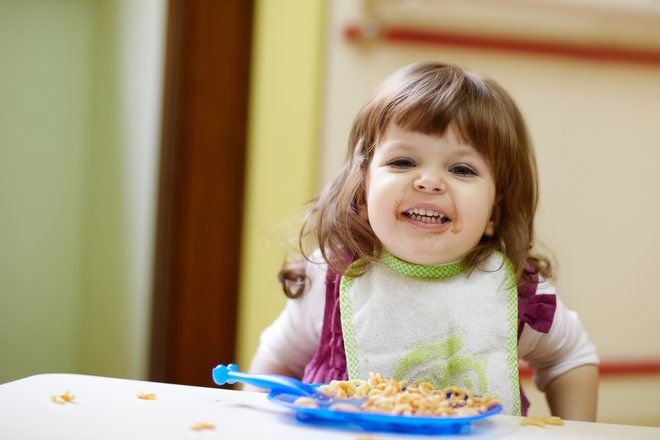 Вкусные витамины на детской тарелке: разноцветные оладьи из овощей и фруктов