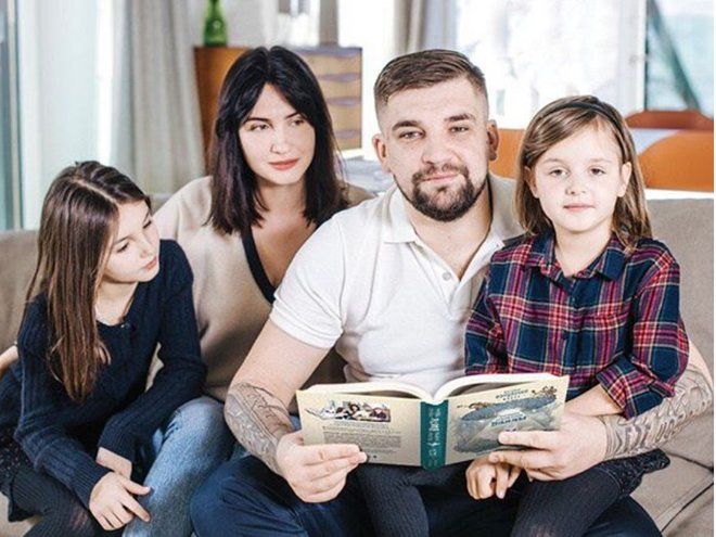 Рэпер Баста с женой Еленой и дочками Марией и Василисой