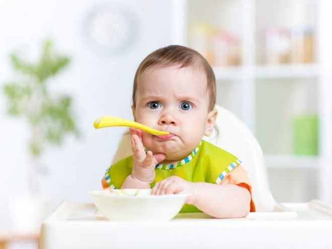 ребенок ест сам