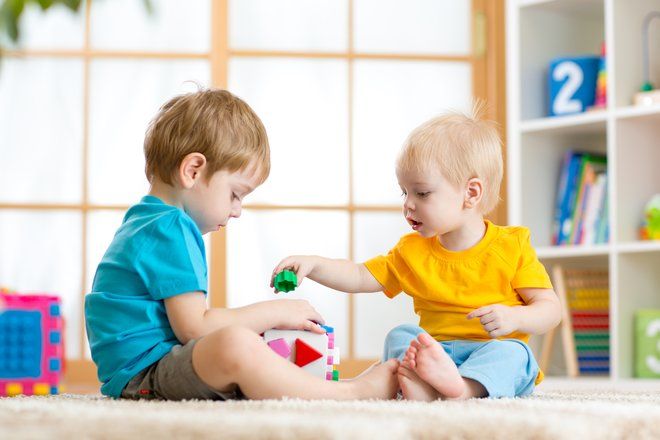 Совет дня: помогите измениться ребенку, который отбирает игрушки у других детей
