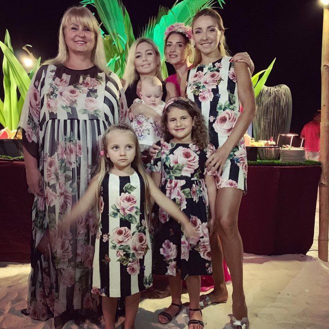 Татьяна Навка с мамой и дочкой в одинаковых платьях