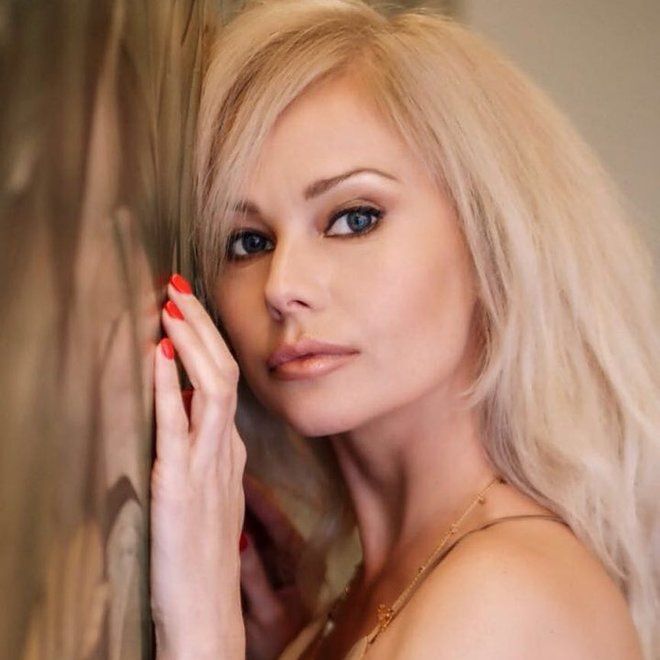 Неожиданно: 46-летняя Елена Корикова удивила поклонников фото с животиком