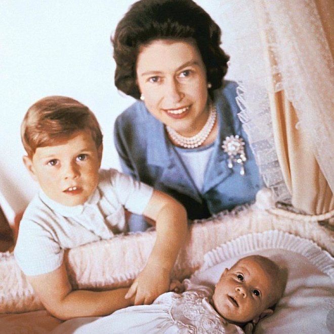Королева Елизавета II с принцами Эндрю и Эдвардом /   Instagram @bumpkyn__london