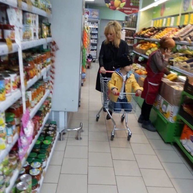 Забавный кадр: Алла Пугачева с сыном в дешевом магазине
